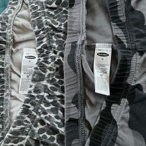 Old Navy Medium printed leggings. Size medium. 7/8 length on 5’4 height.